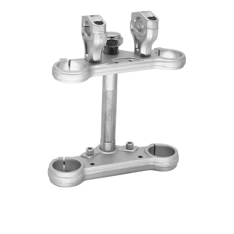 In che modo il morsetto triplo pressofuso migliora le prestazioni della motocicletta?